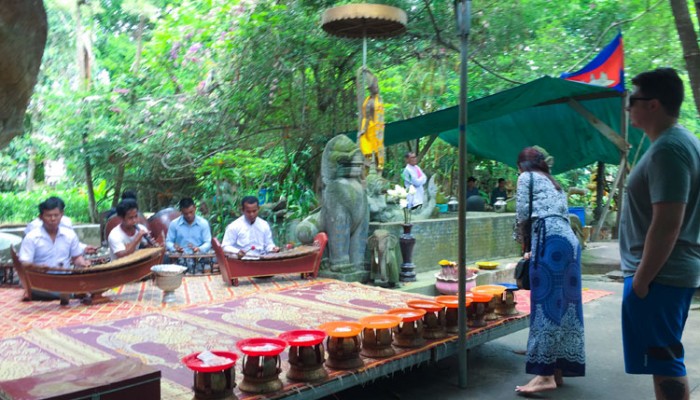 Traditional Khmer music at Grand Reclining Buddha.